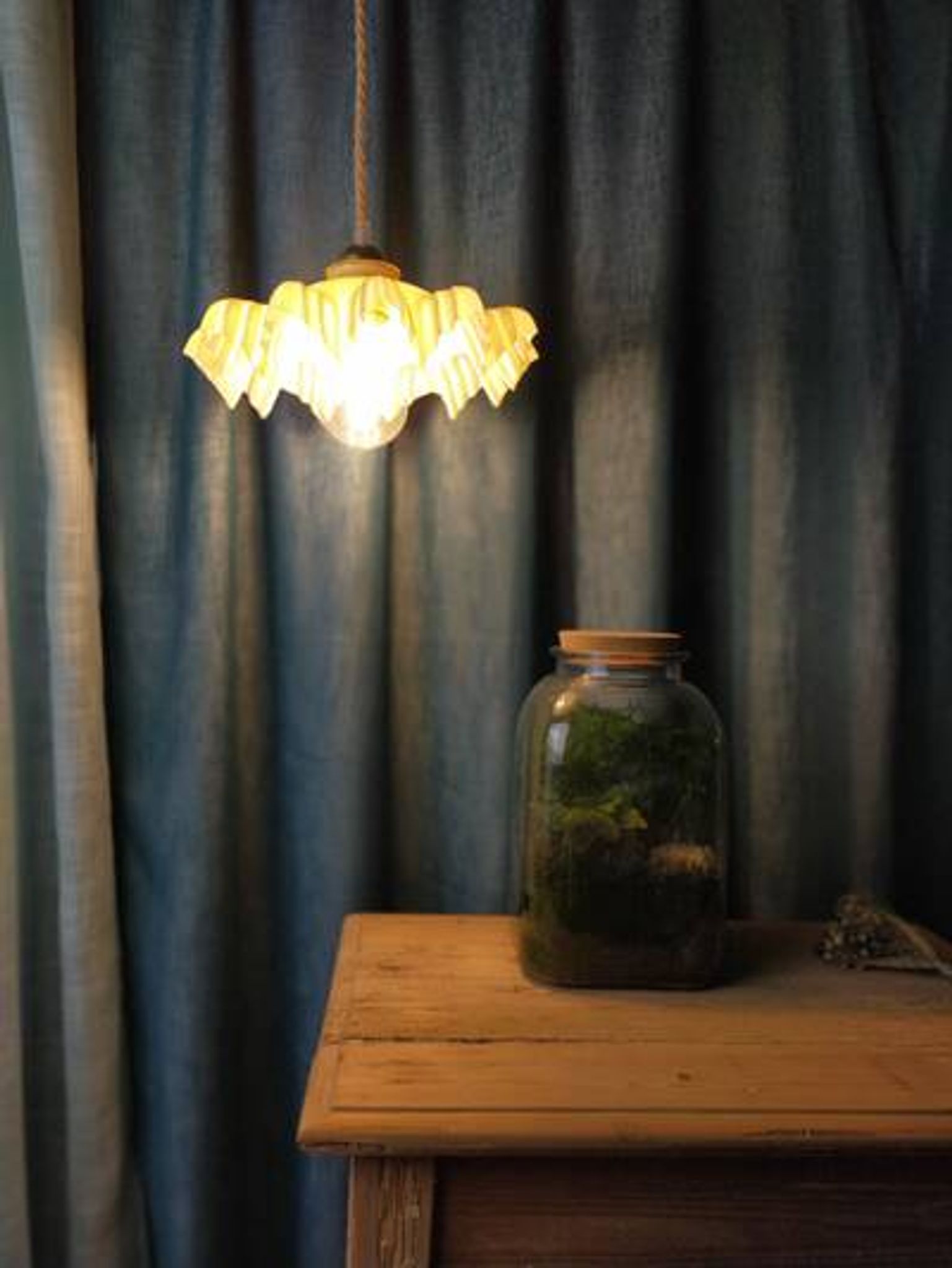 Suspension abat-jour en verre jaune drapé