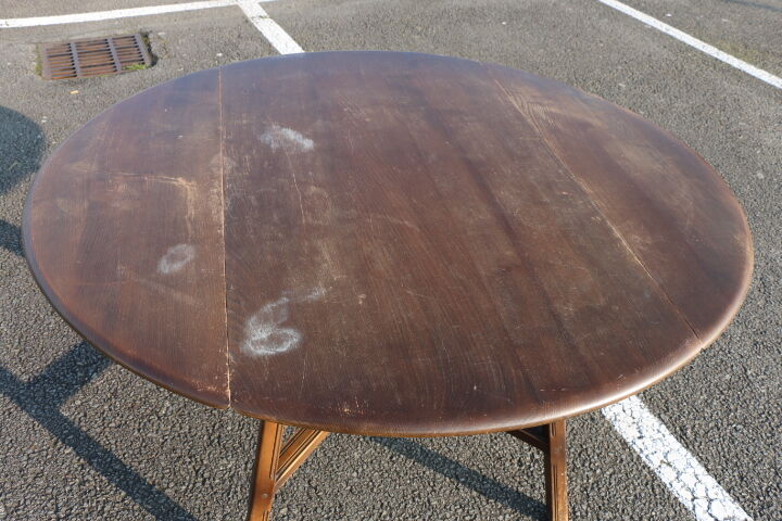 Table Ercol oval engraving