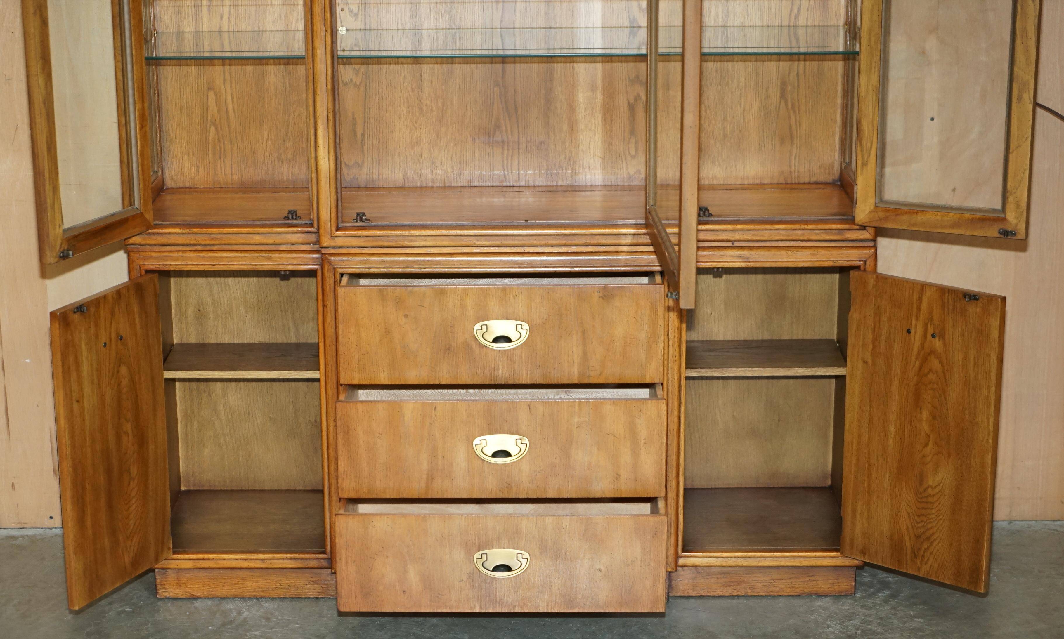 Vitrine militaire vintage Drexel Heritage avec éclairage et étagères en verre