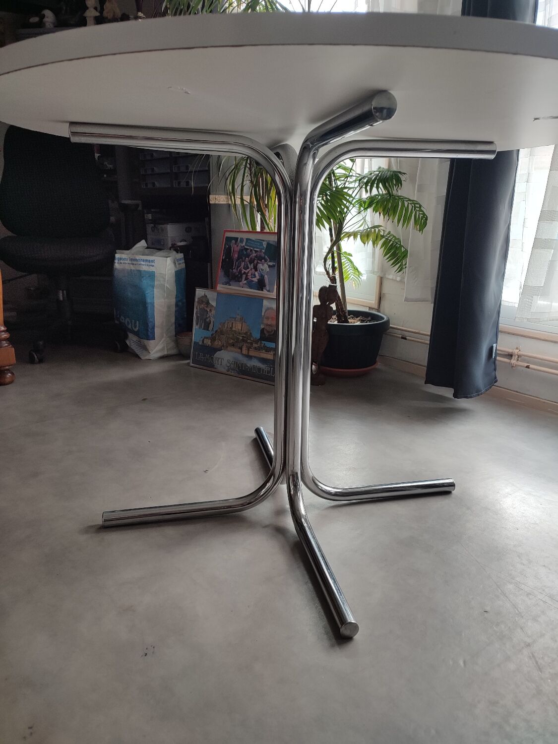 Vintage round table chrome legs