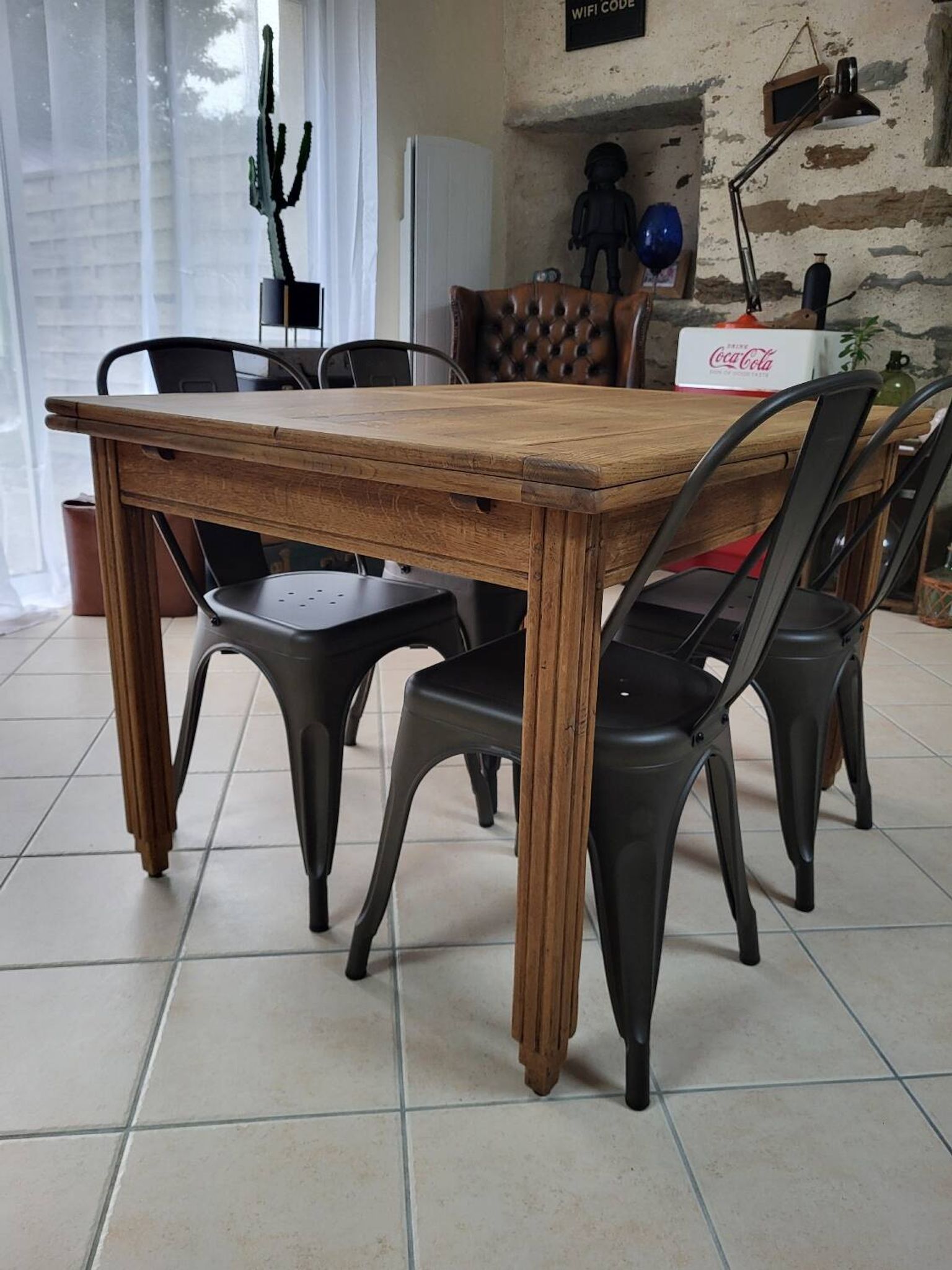 Extendable oak table