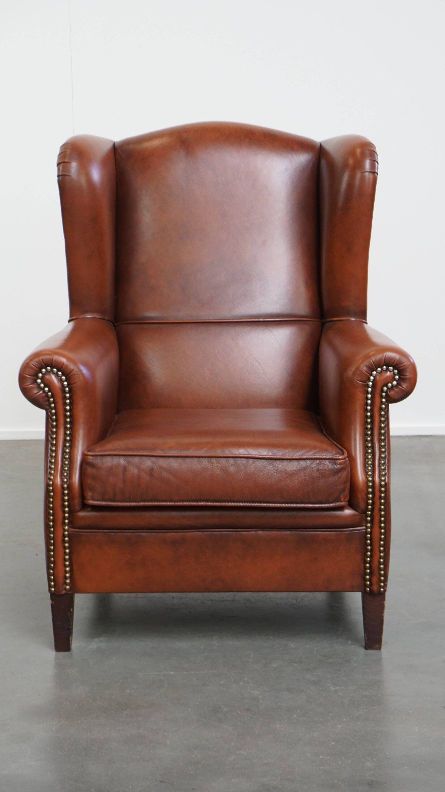 Fauteuil à oreilles de style anglais en cuir de vachette