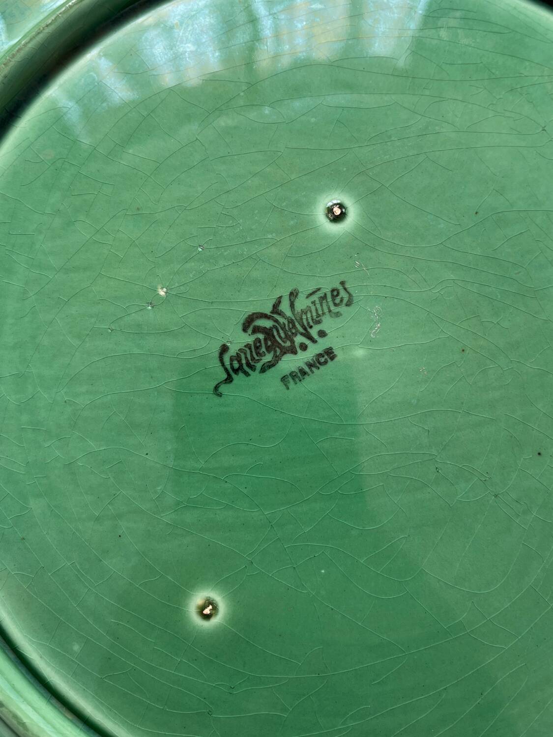 Round dish in Sarreguemines vine leaf slip