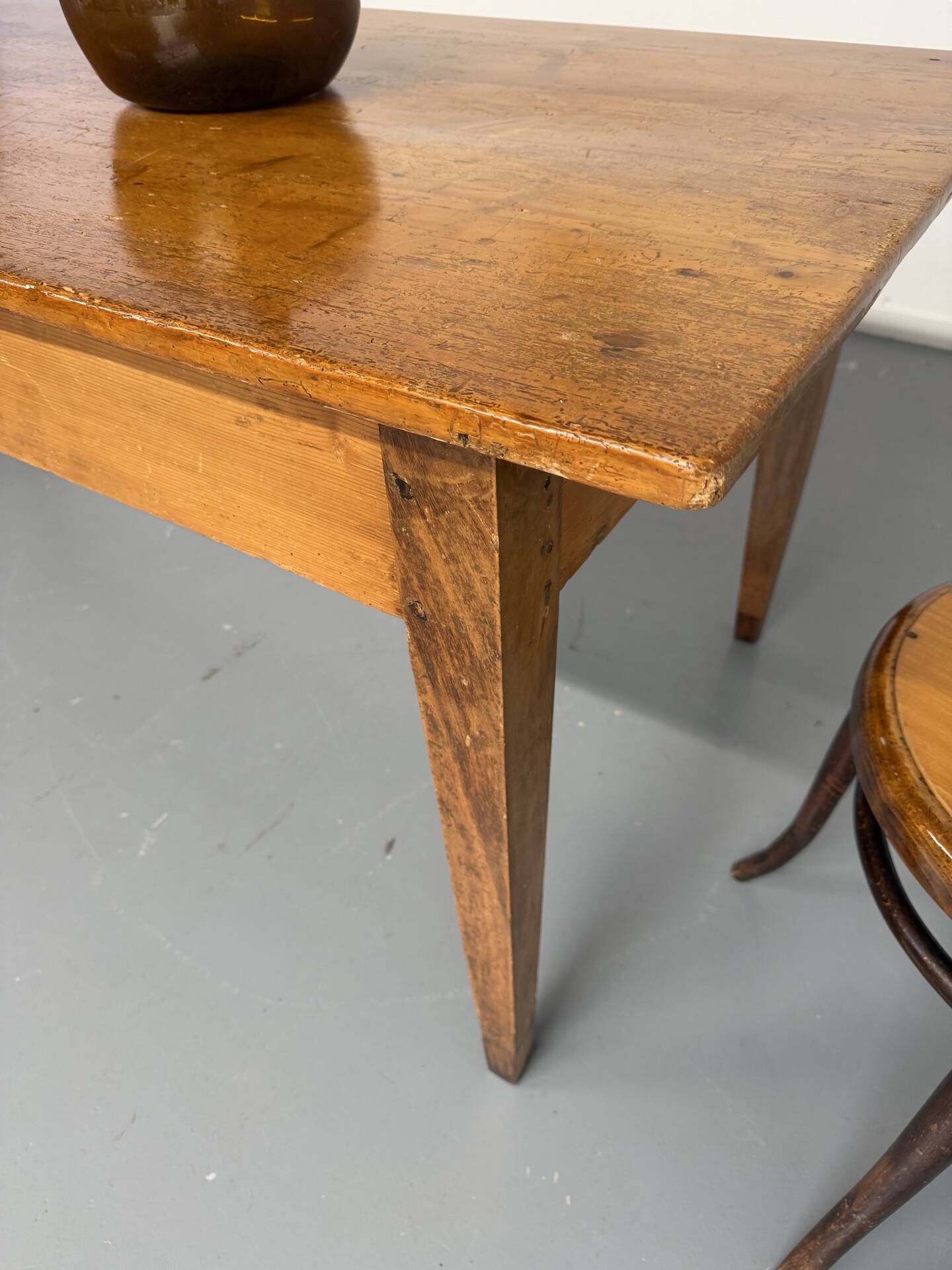 Grande table de ferme en bois avec tiroir en sapin fin 19 eme 