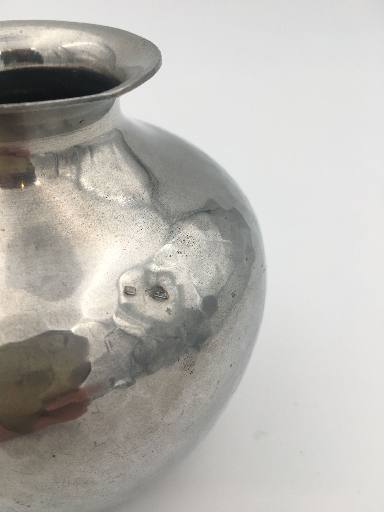 Vase ball in shiny hammered pewter, art deco, signed Chanal - 1910's