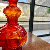 Vase en verre rouge