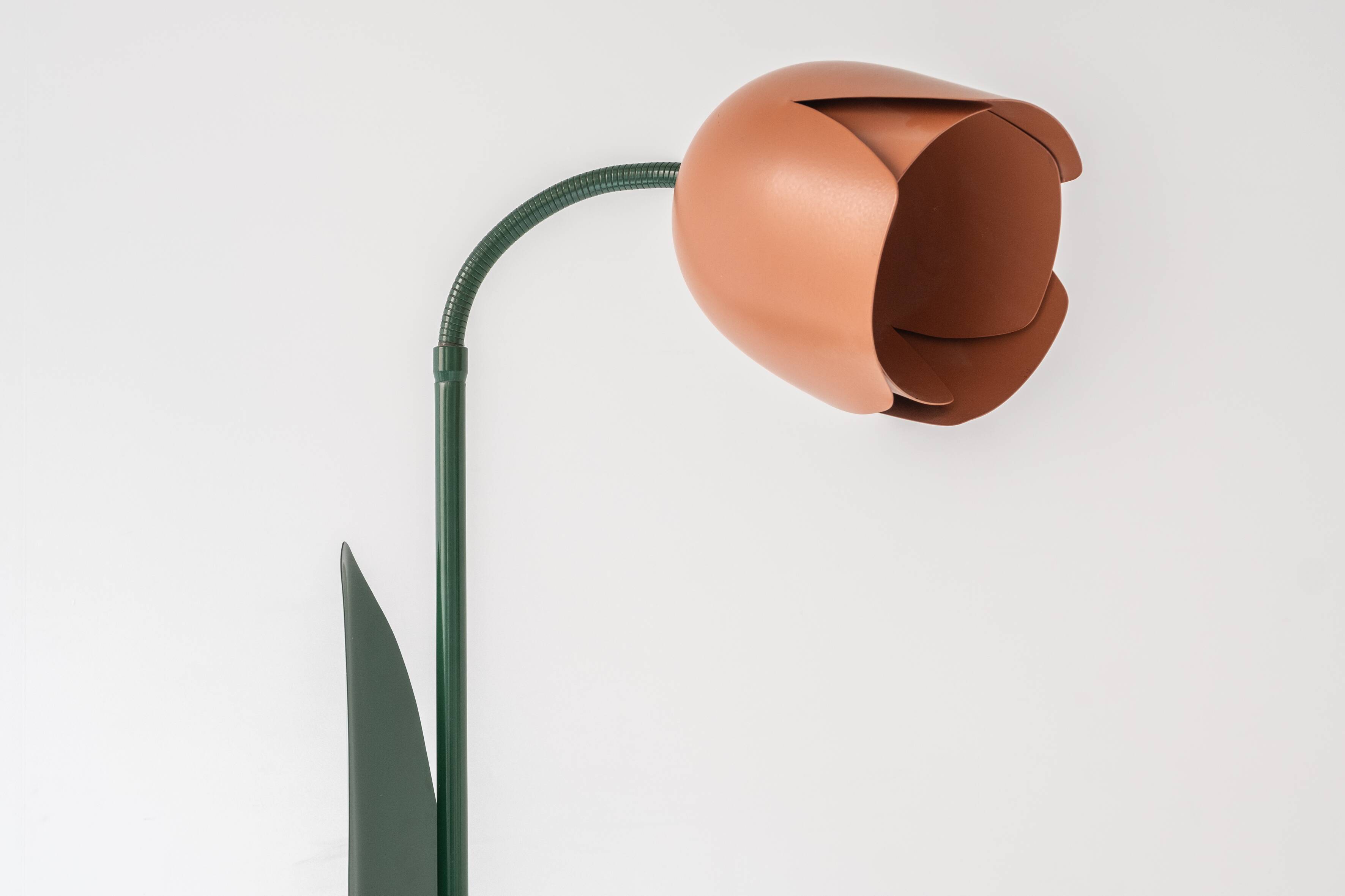 Lovely postmodern tulip flower floor lamp by Peter Bliss for Bliss, UK 1980’s.