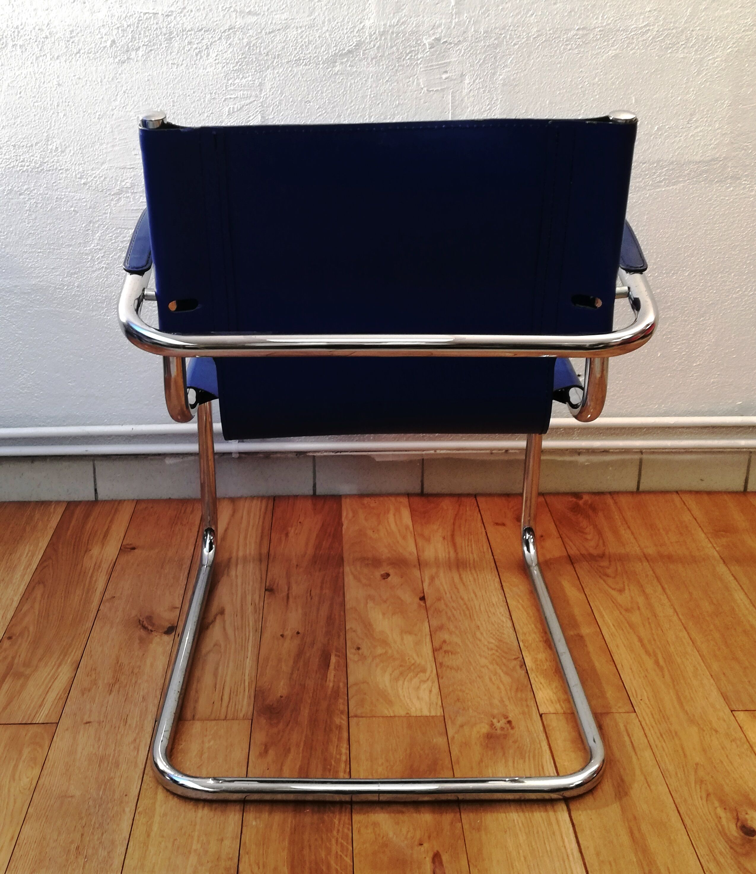 Chaise vintage cuir bleu roi