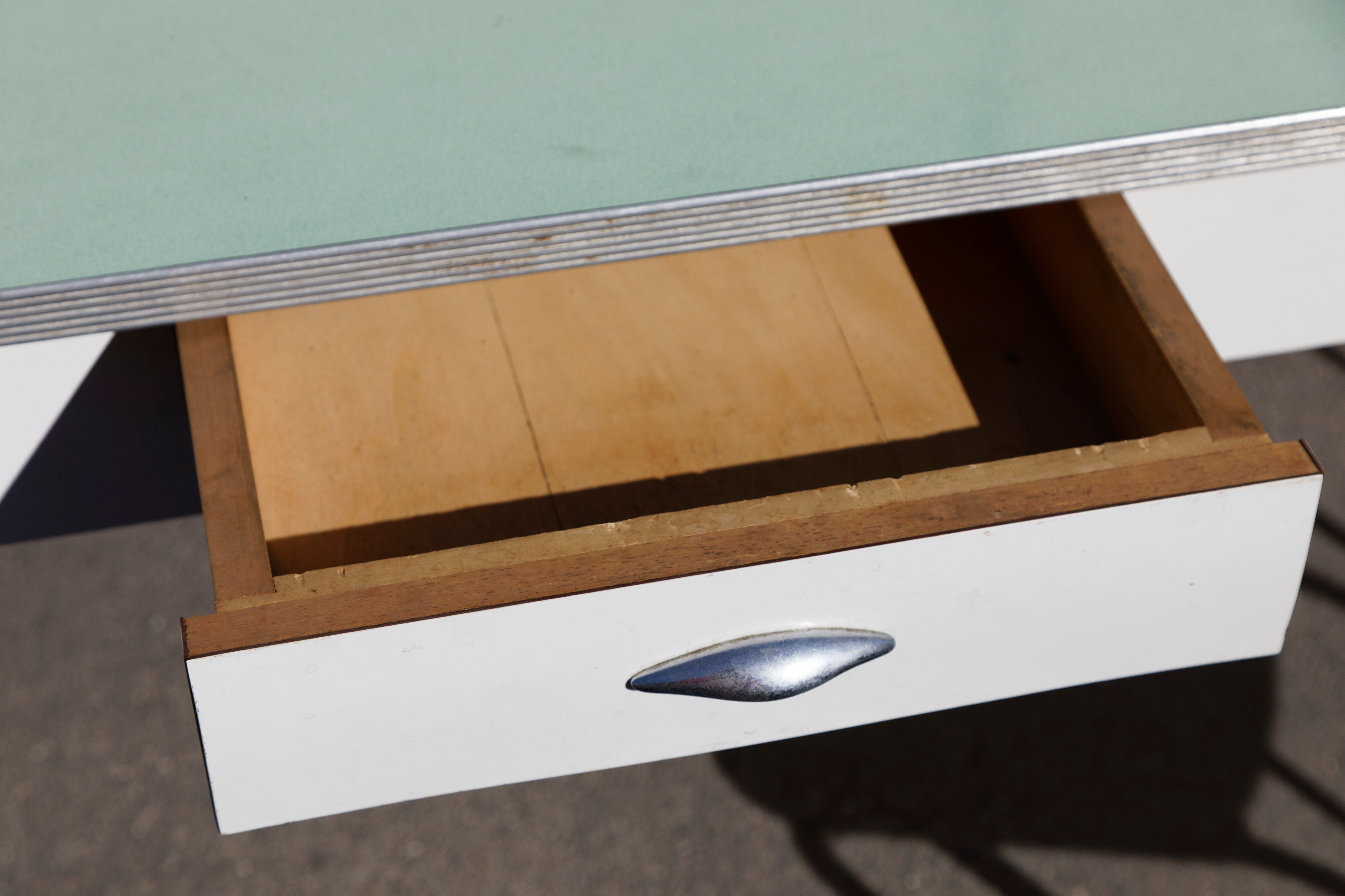 Formica water green table and chairs set