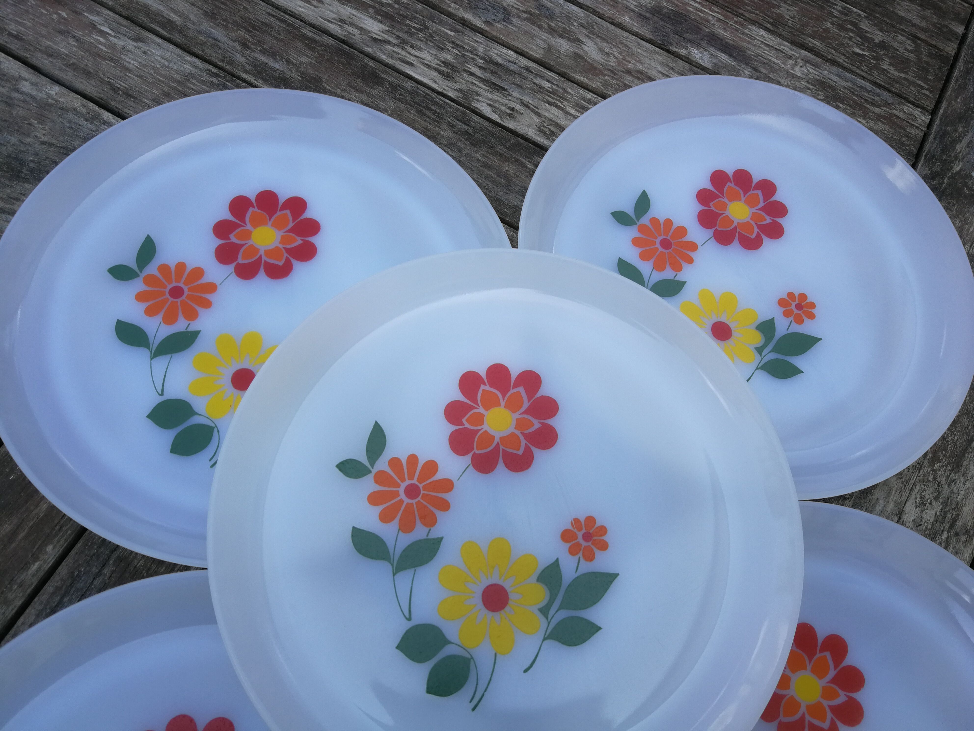 Set of 8 flat plates Arcopal with flowers
