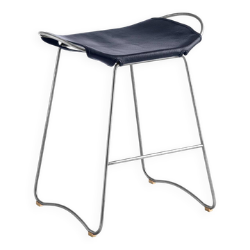 Contemporary kitchen stool in silver-plated steel and navy blue leather.