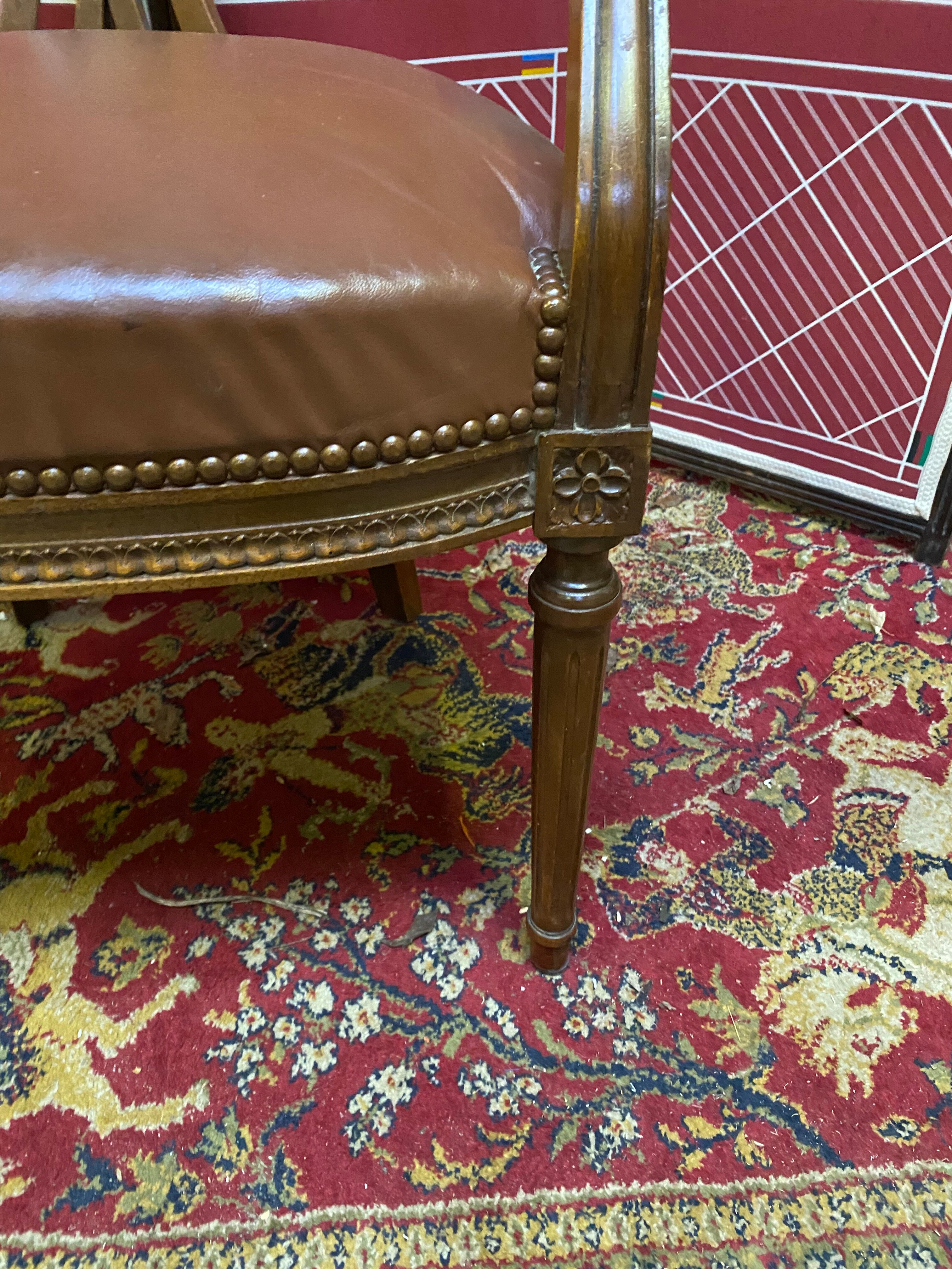 Fauteuil de bureau vintage en bois et cuir marron clouté