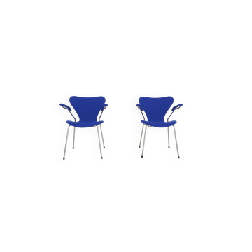Set of 2 model 3207 dining chairs by Arne Jacobsen for Fritz Hansen, Denmar