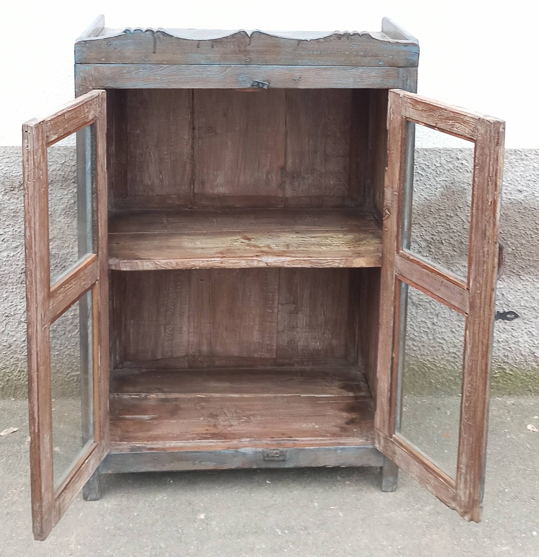 Petite armoire vitrée en bois