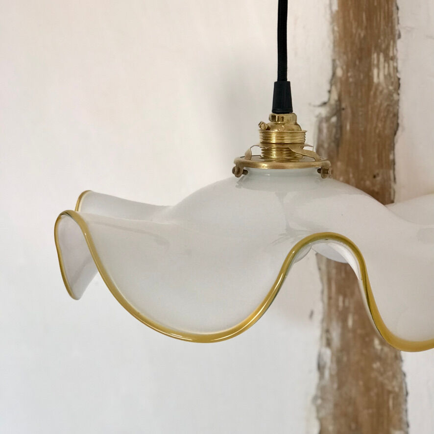 White and yellow opaline suspension
