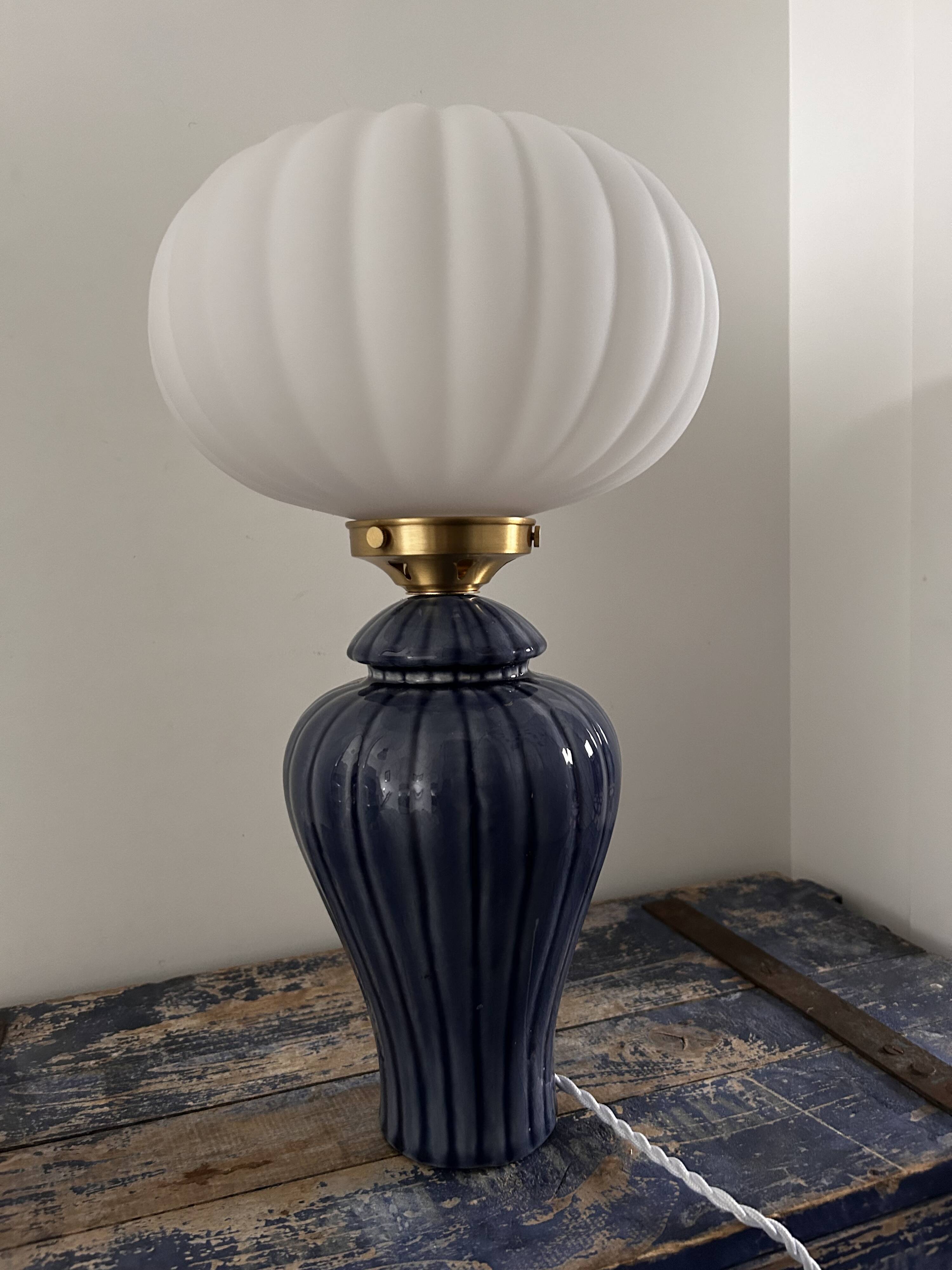 Geometric table lamp with pleated opaline shade