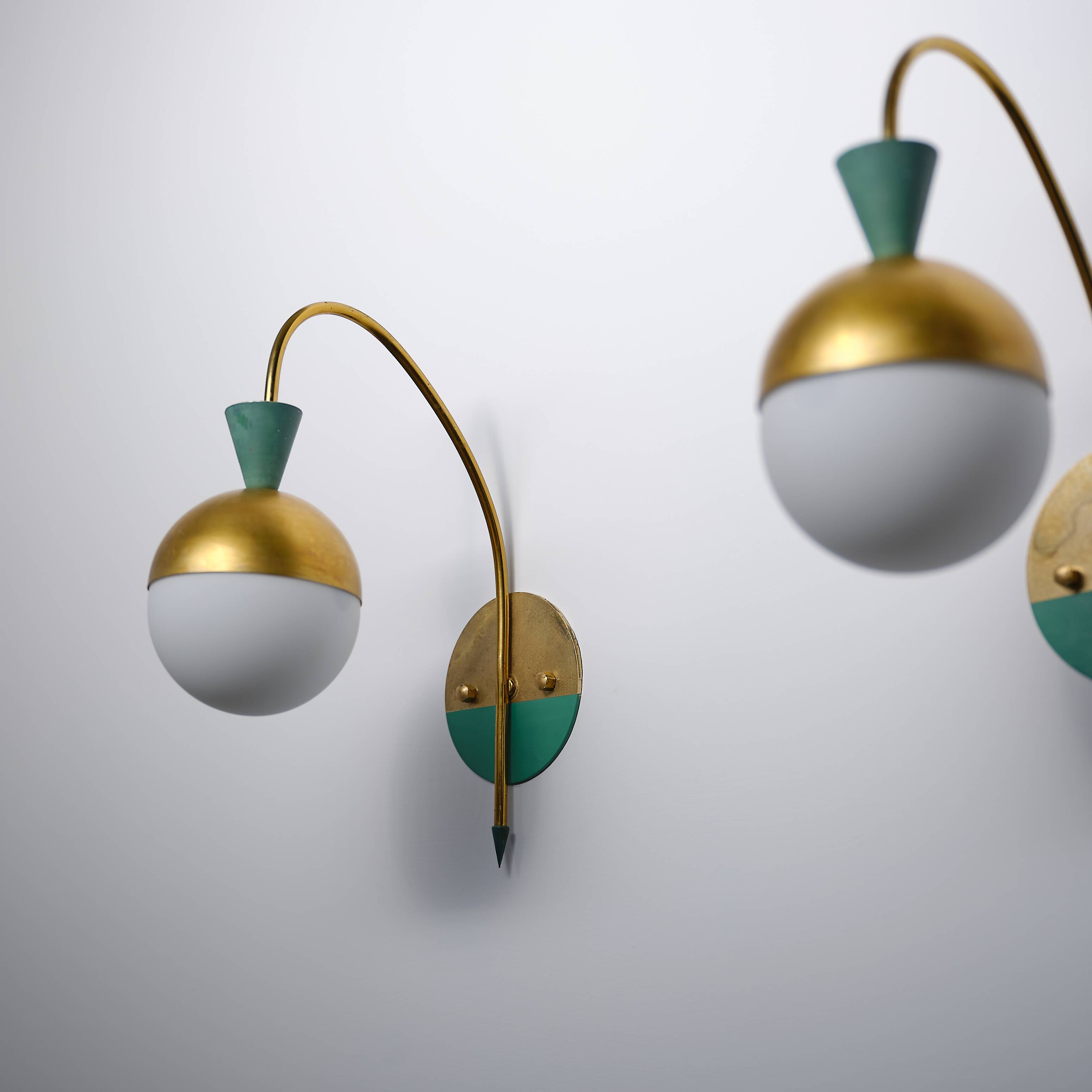Paire d'appliques italiennes en laiton des années 1950 attribuées à Stilnovo avec verre opalin