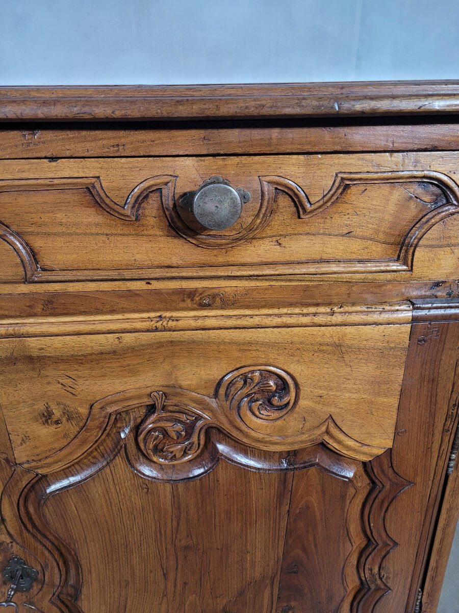 Low walnut buffet from the 18th century.