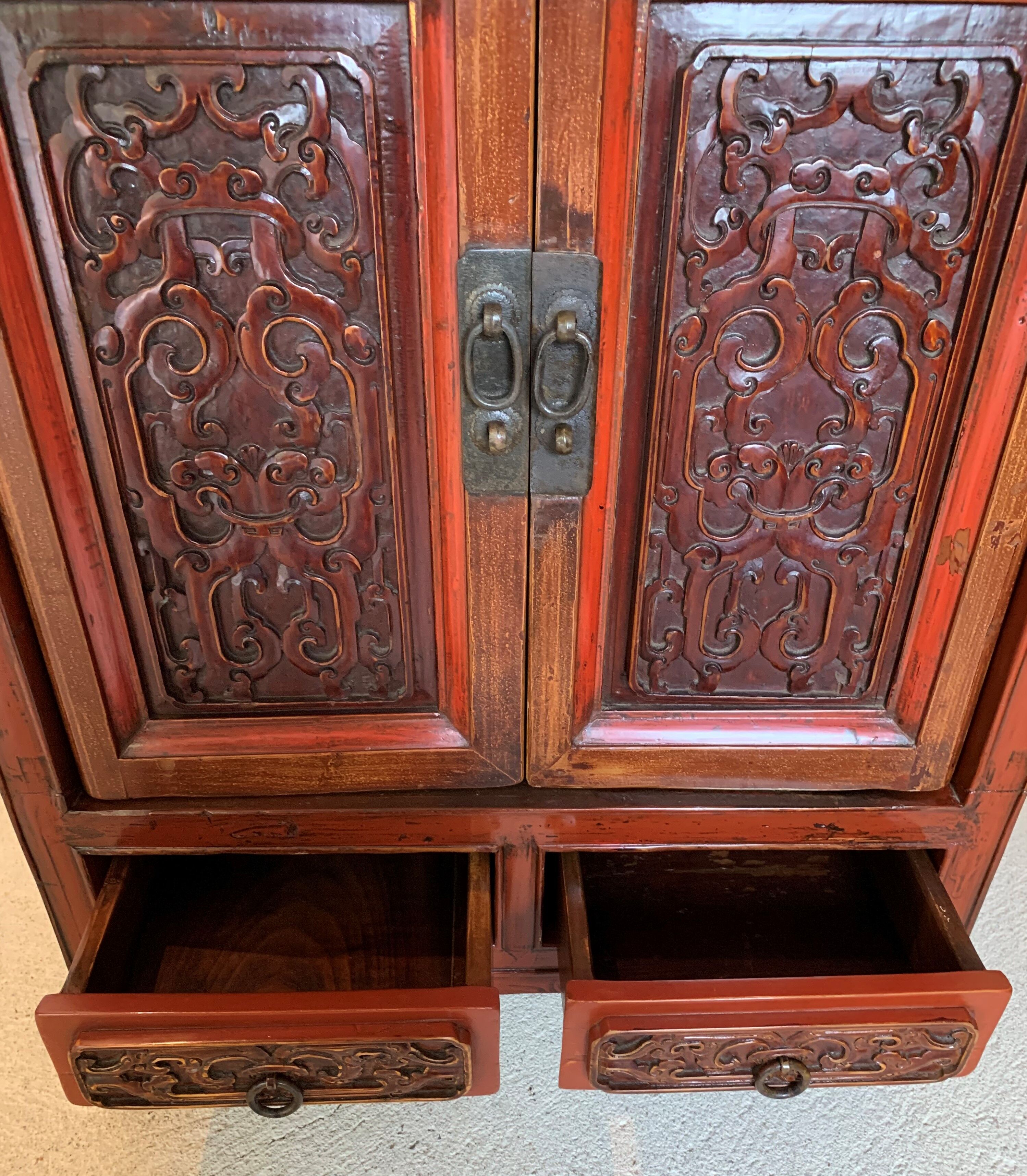 Chinese cabinet laqué red