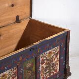 Malle bleue ancienne avec détails floraux peints à la main, c.1870