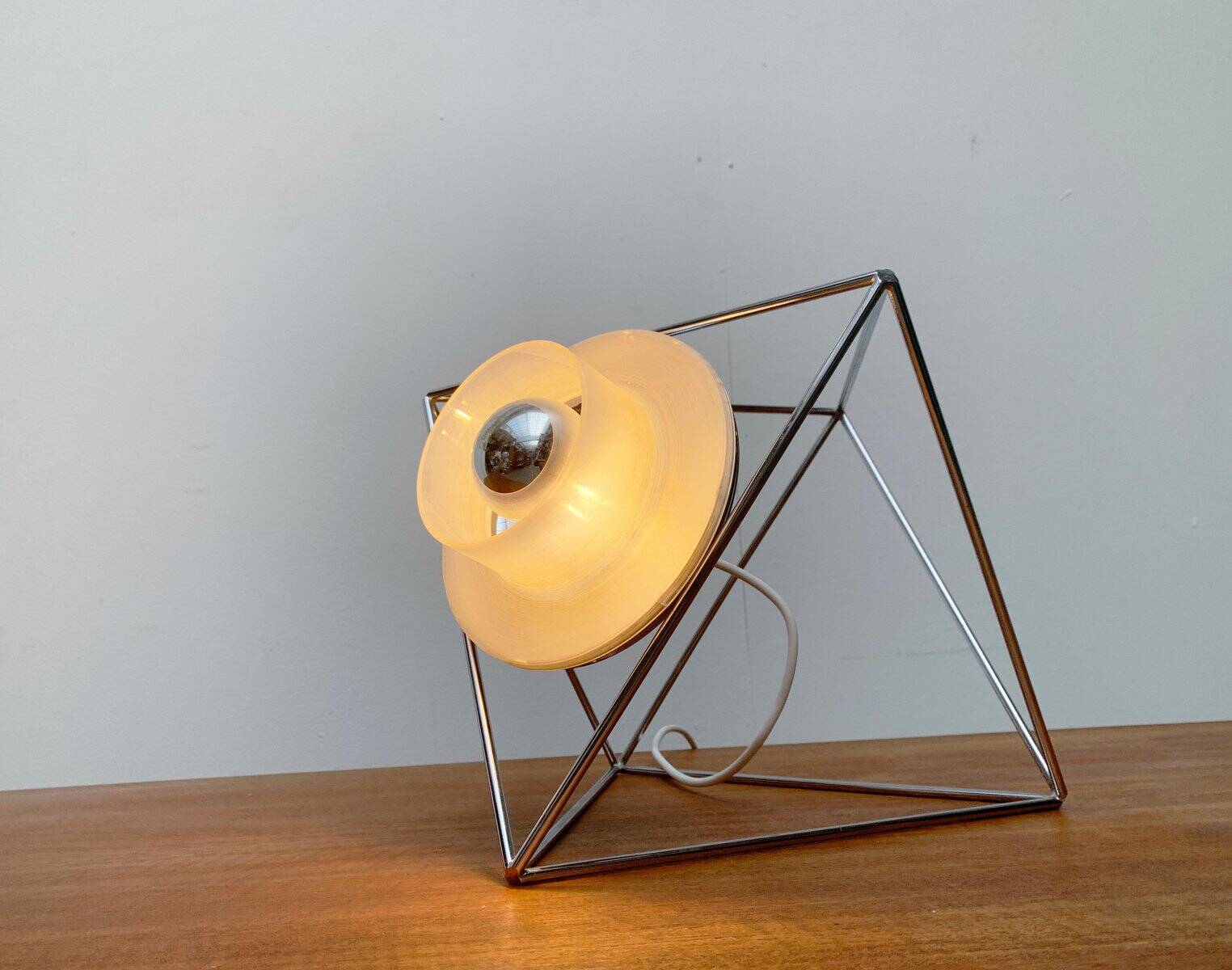 Poliedra table lamp from the Italian space age by Felice Ragazzo for Guzzini