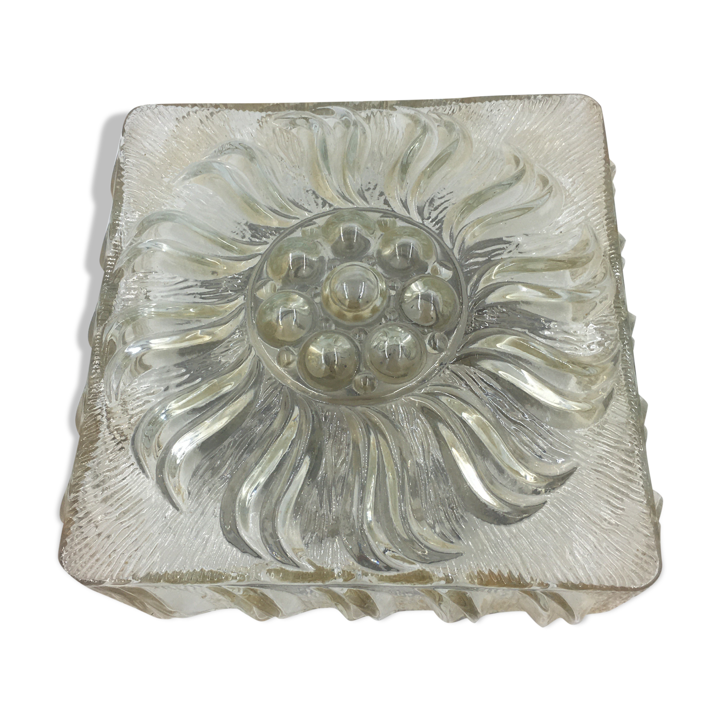 Applique en verre moulé en relief