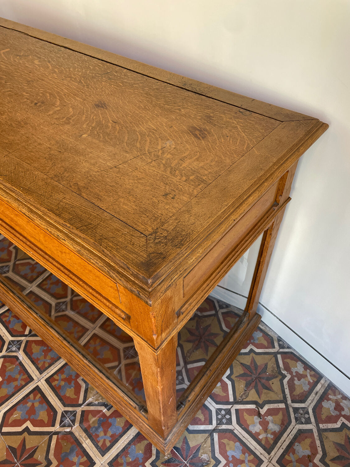 Comptoir d'exposition d'antiquités