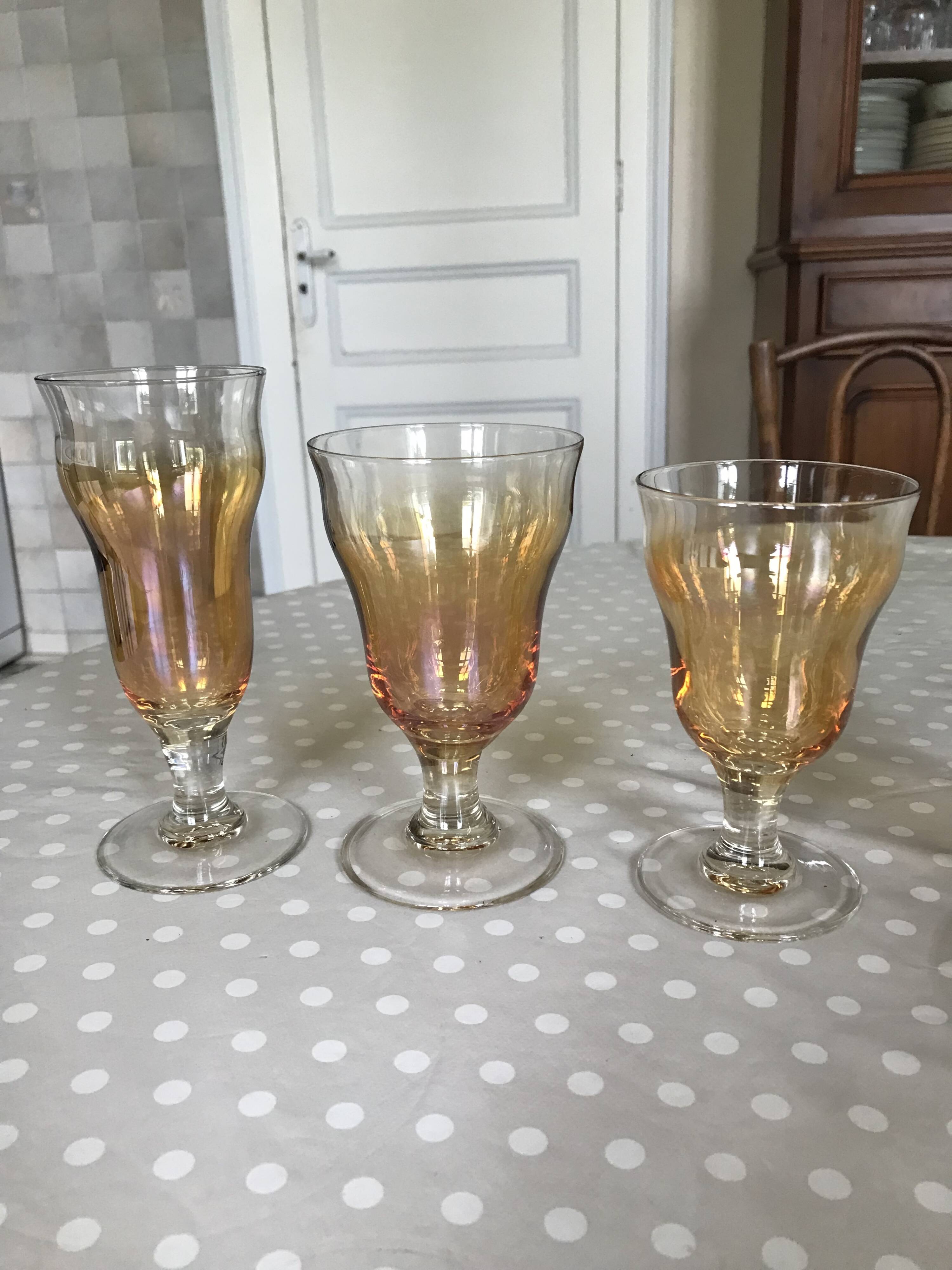 3 petits verres à pied