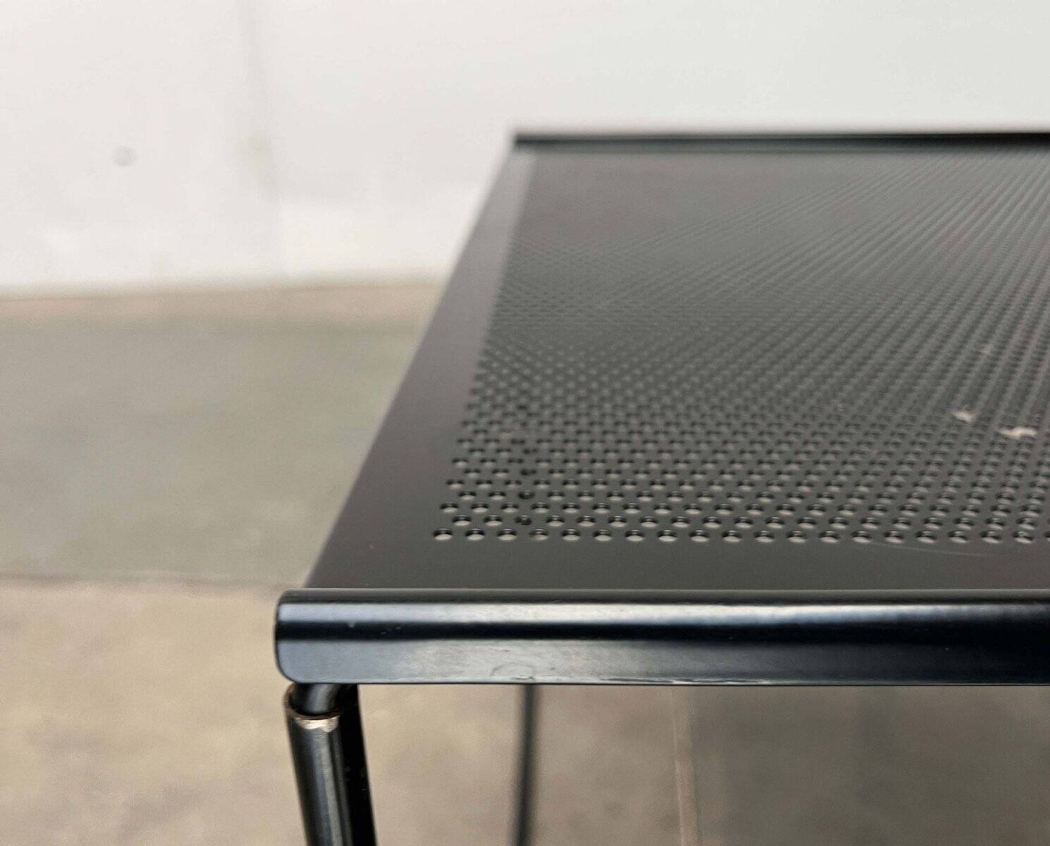 Table d'appoint postmoderne en métal perforé Ikea, années 1980