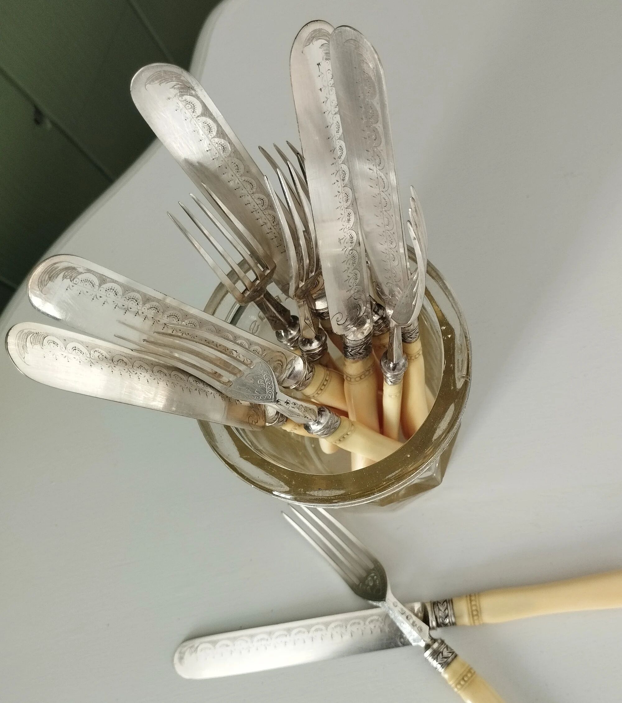 Silver-plated metal dessert cutlery in English Art Deco style