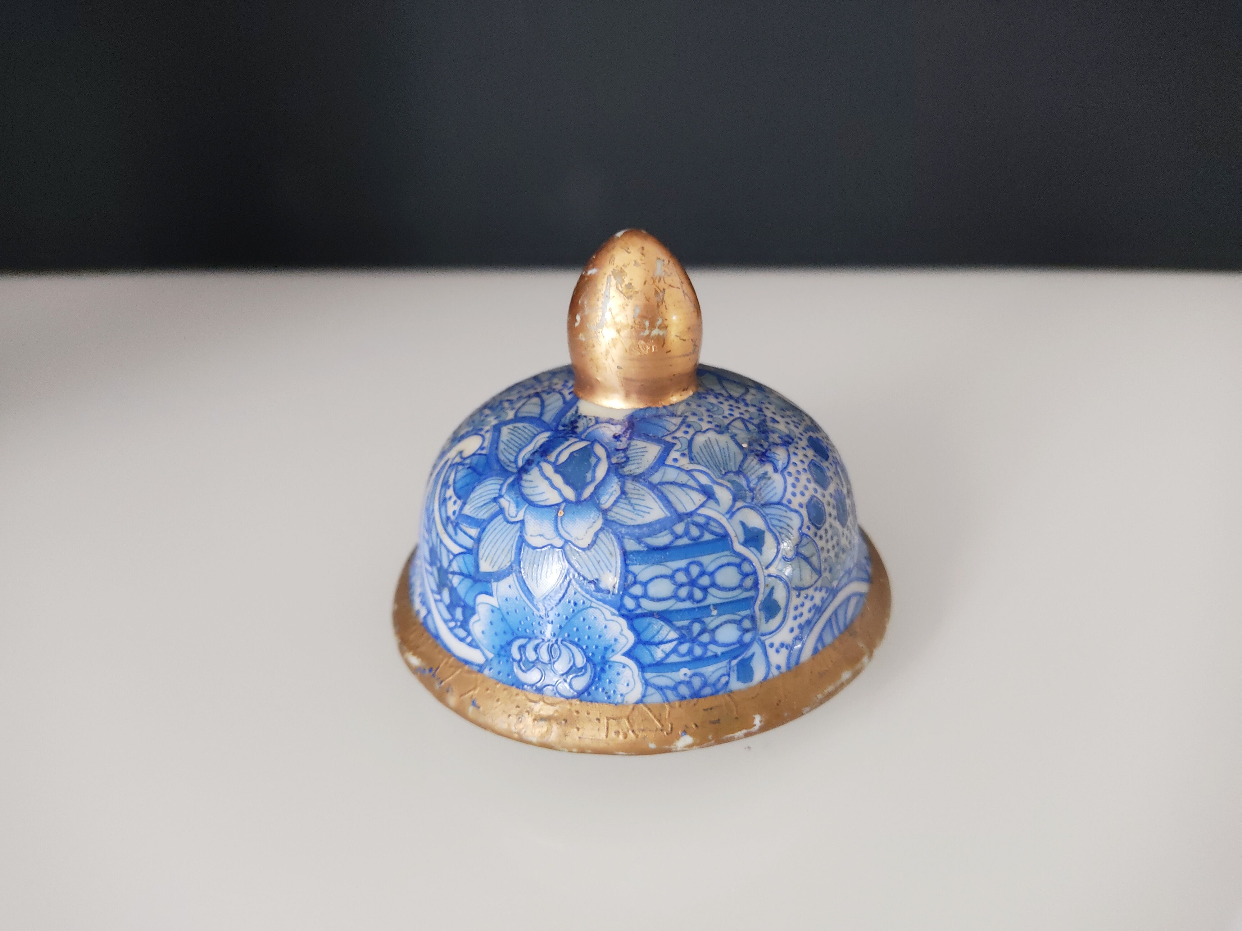 Covered vase with printed Asian décor