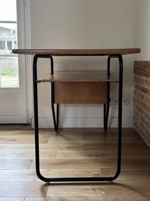 Bureau enfant moderniste et sa chaise