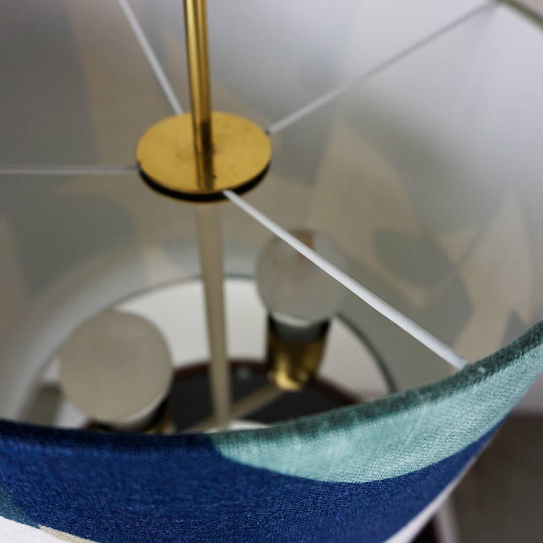 Austrian Mid-Century Table Lamp, White Lacquered with Brass Elements, Attributed to J.T. Kalmar