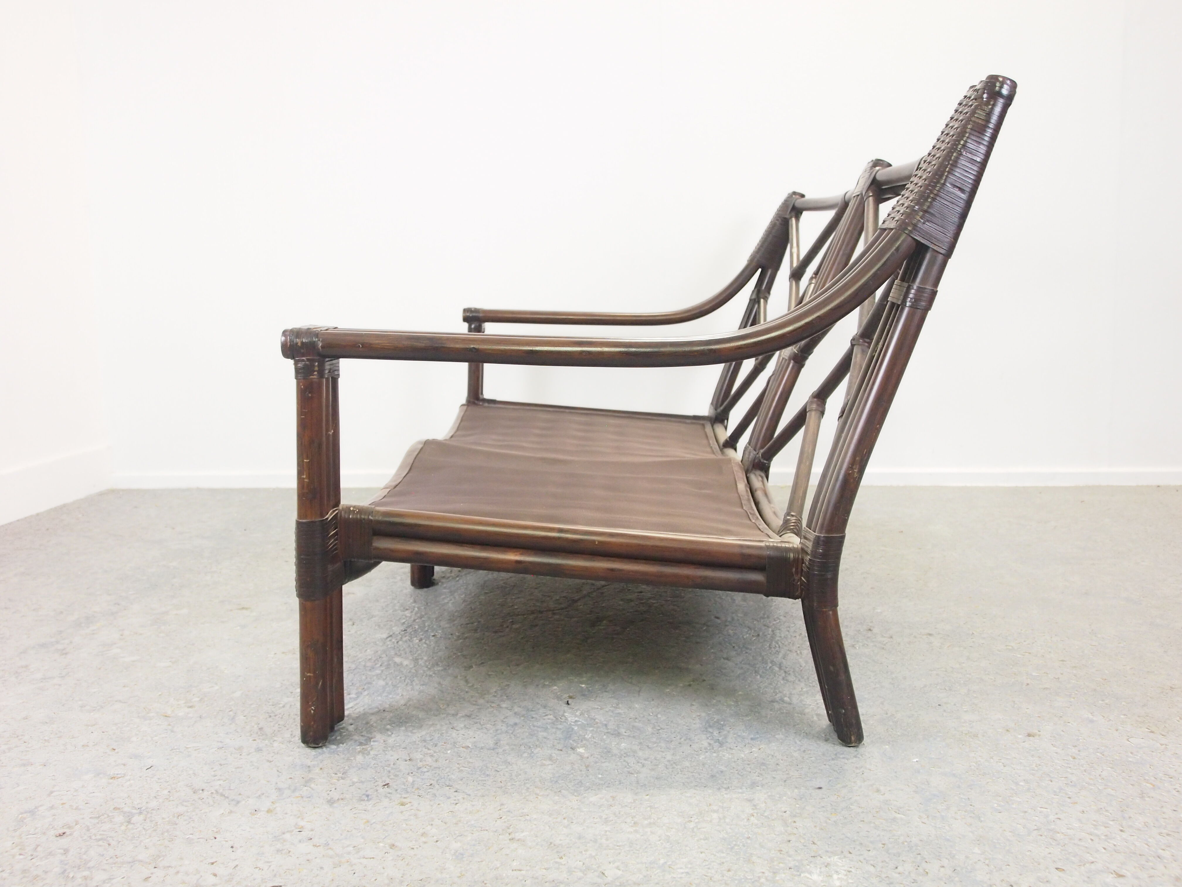 Canapé boho 2 places vintage du milieu du siècle avec coussins en cuir