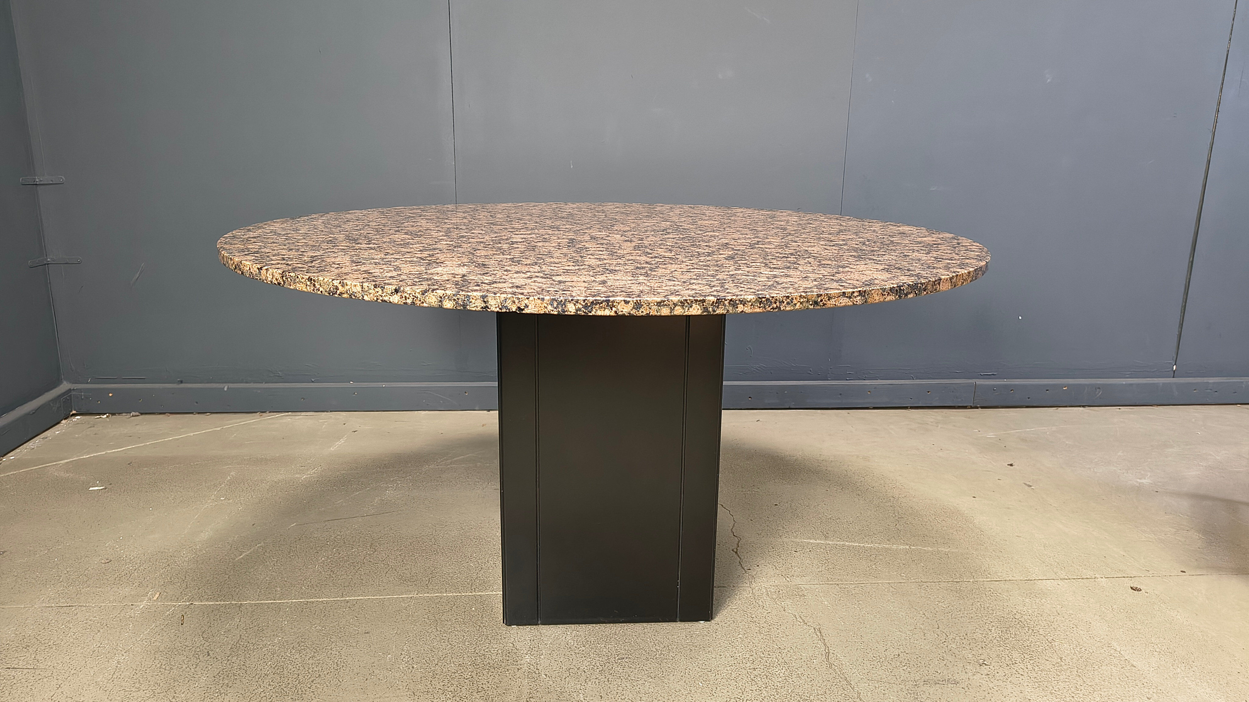 Table ronde en granit vintage, années 1970
