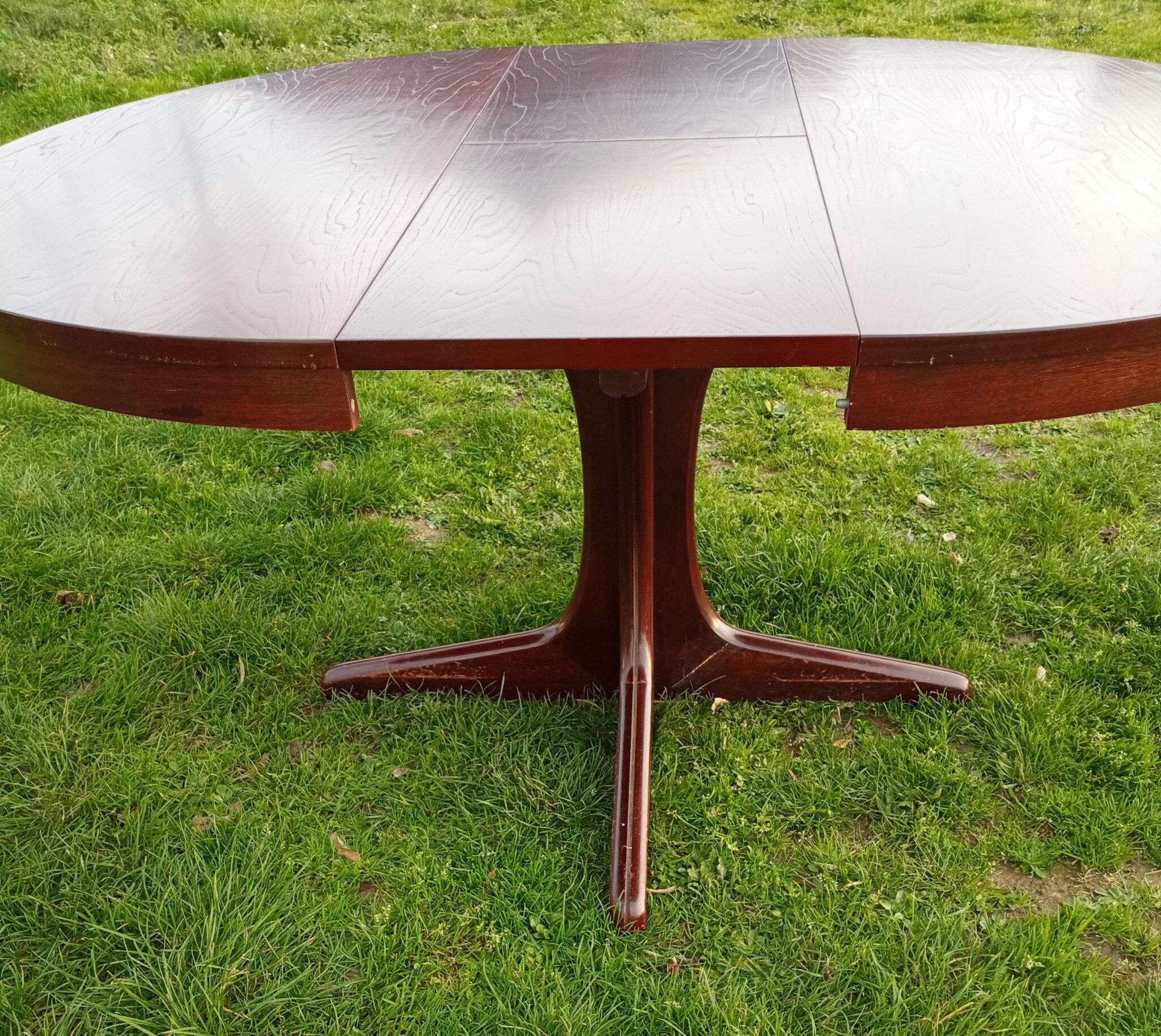 Baumann style table with system