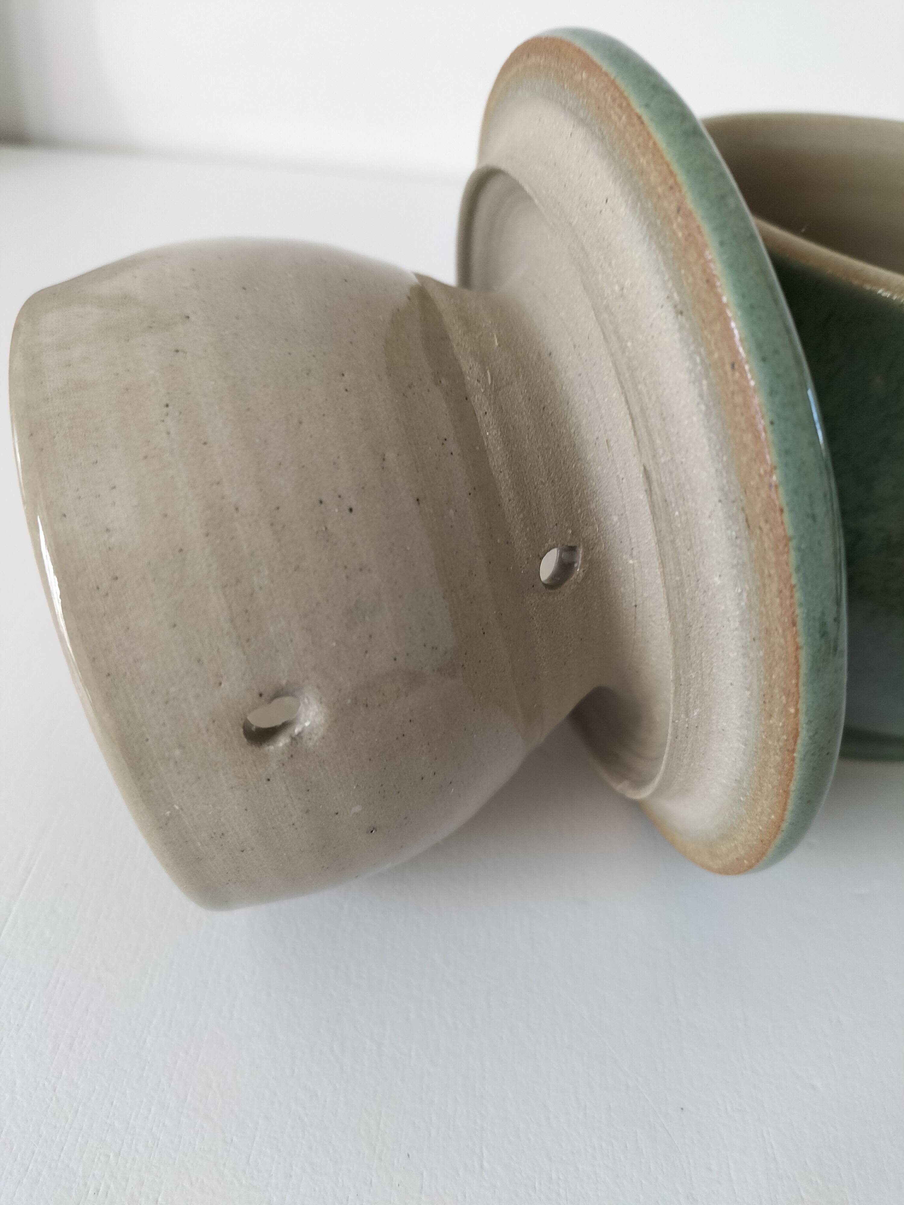 Beurrier à eau en grès émaillé vert sauge