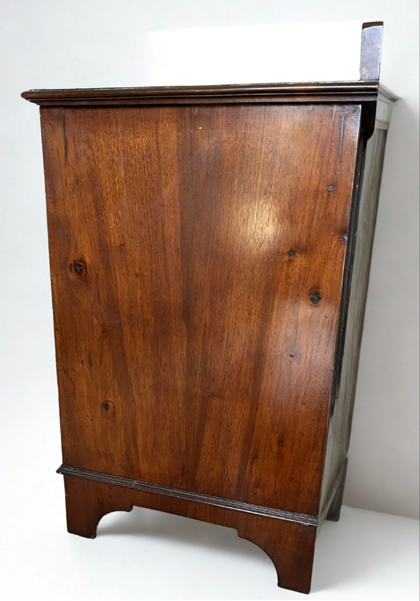 Commode ancienne en loupe de noyer – 1 tiroir et 2 portes