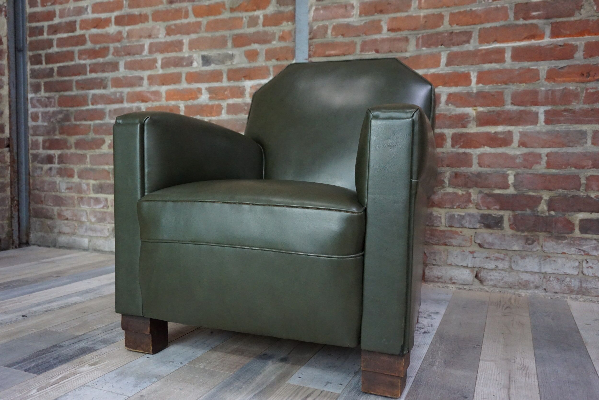 Fauteuil club art déco en skaï et bois