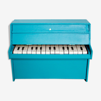 Duck blue piano