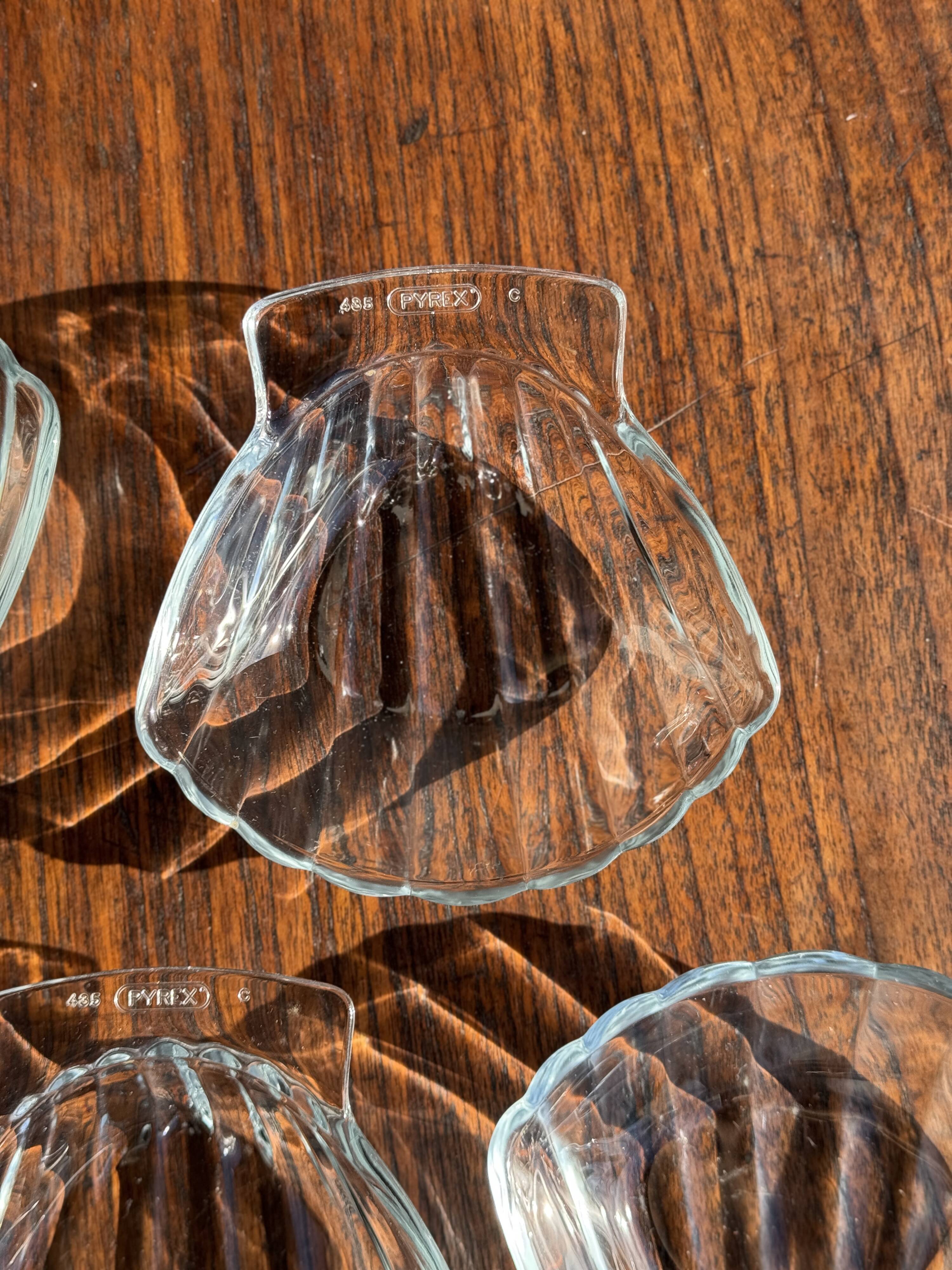 7 vintage shell-shaped bowls in Pyrex glass from France