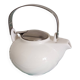Théière en porcelaine blanche. Poignée et couvercle en inox brillant