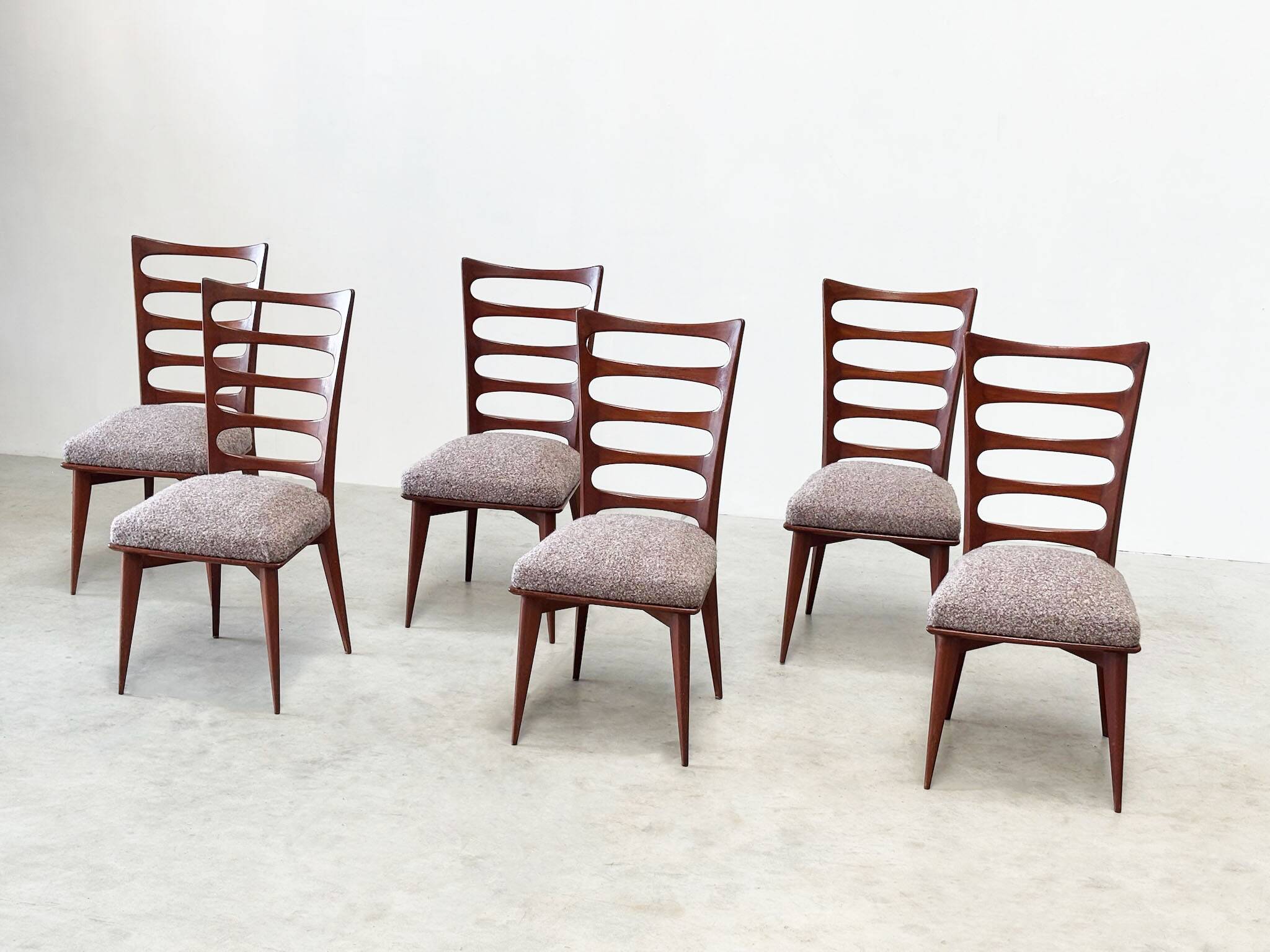 Ensemble de six chaises de salle à manger par Gaston Poisson