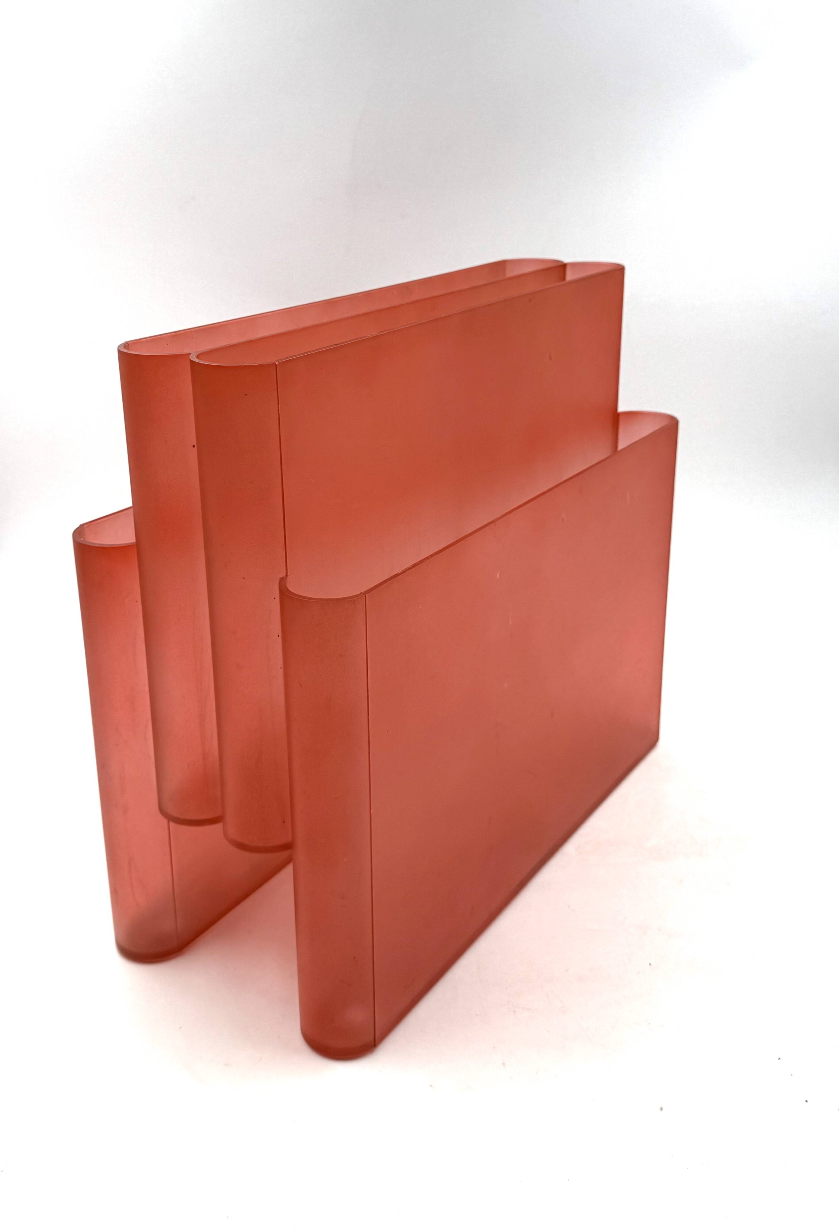 Space age pink plastic magazine rack, Giotto Stoppino, Kartell 1970s