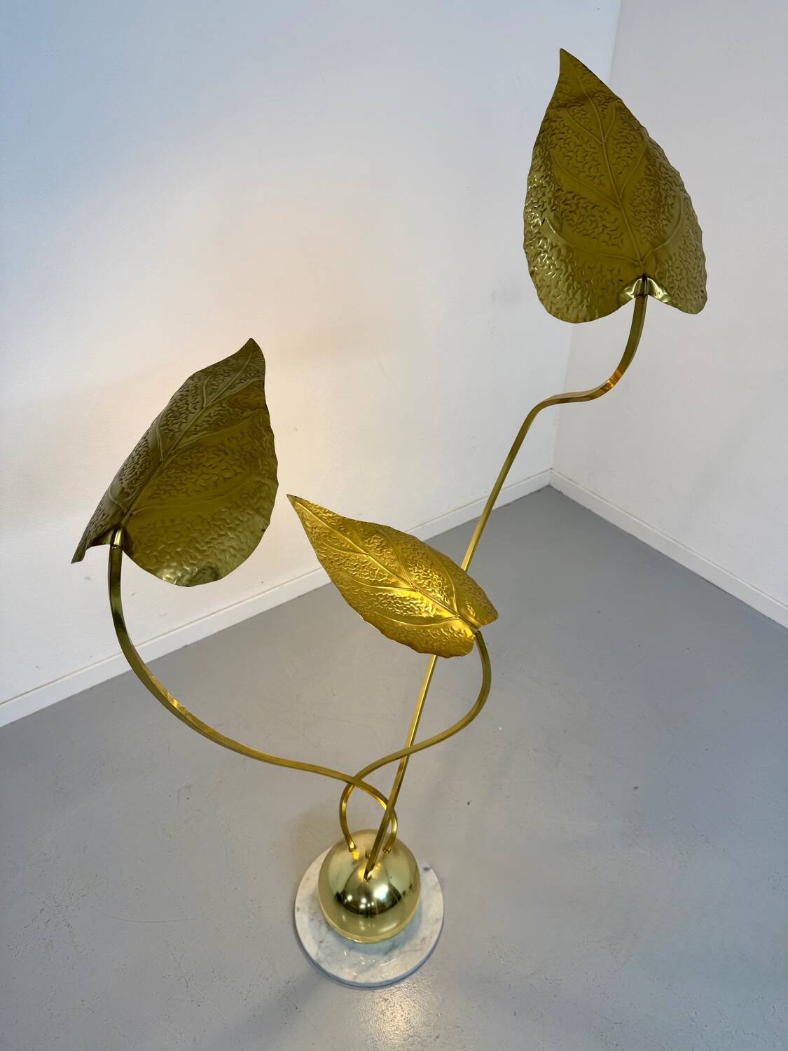 Rhubarb leaf floor lamp brass design Tomaso Barbi Italy an70