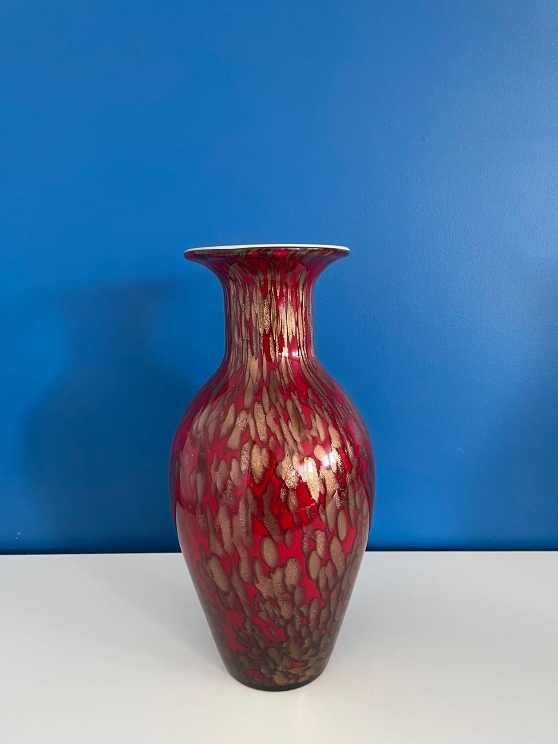 Vase verre opaline bordeau et doré