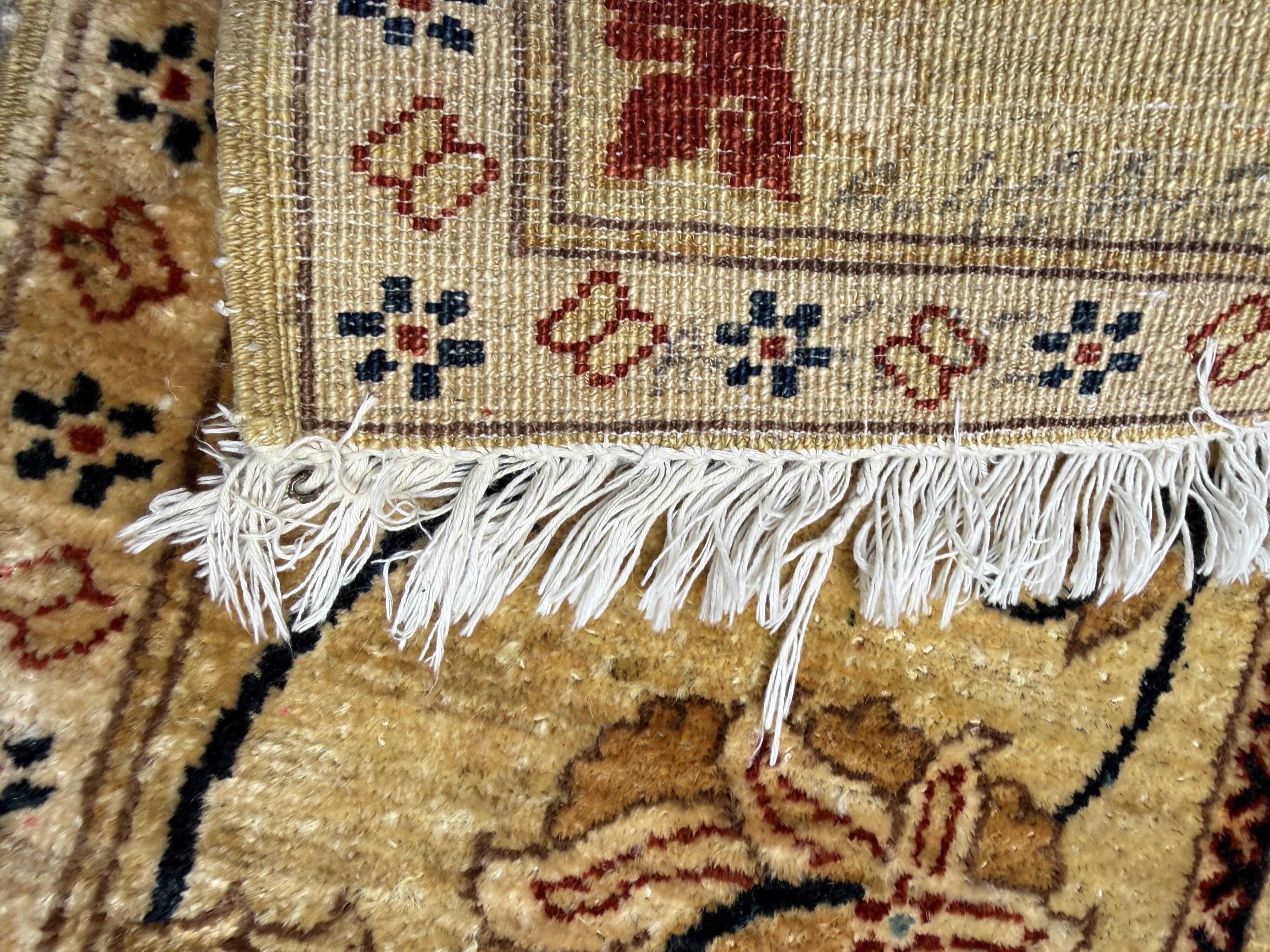 Tapis d’Orient noué main en laine, 287 × 237 cm
