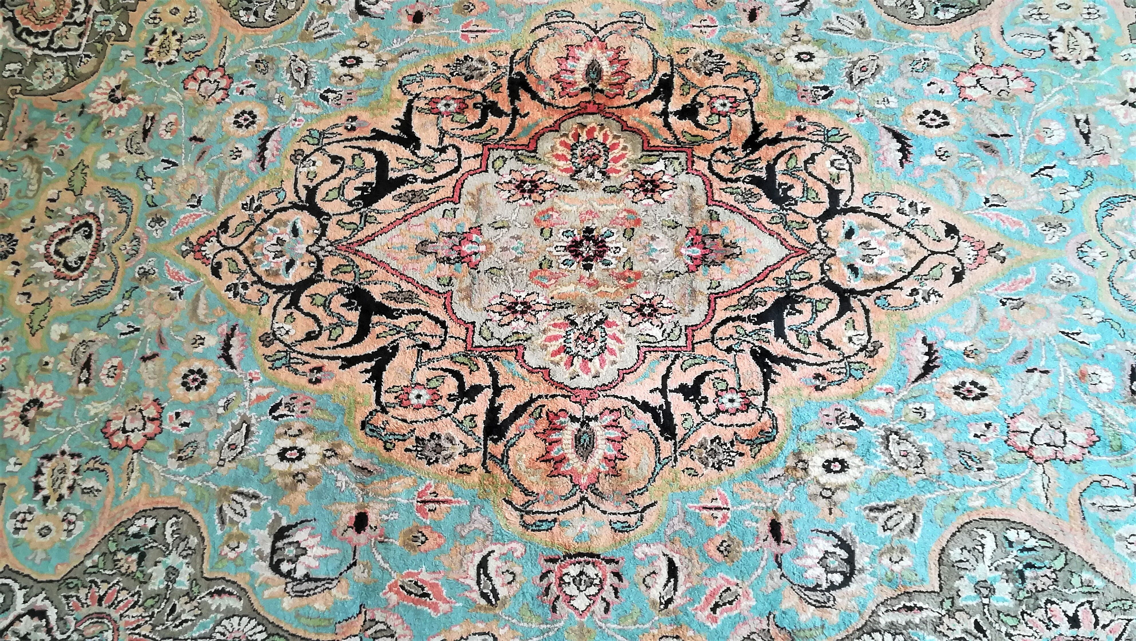 Silk cashmere rug pastel tones floral patterns India Kashmir vintage 181 cm x 286 cm