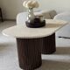 Table basse ovale en travertin et bois cannelé