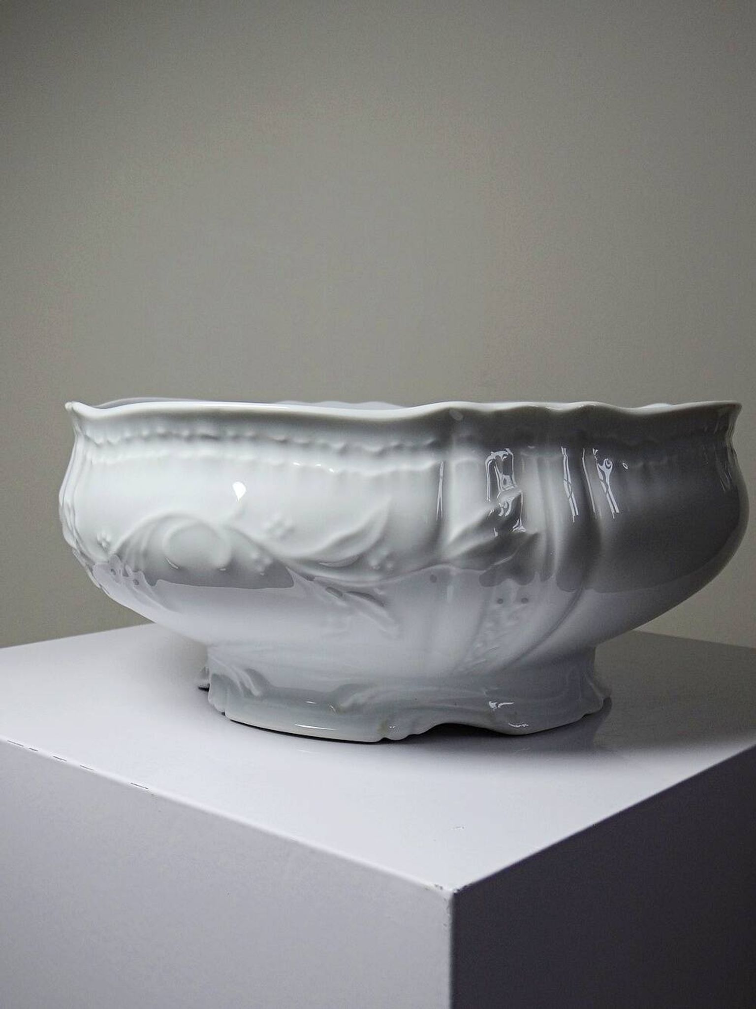 Grand saladier vintage Bernardaud attribué, modèle Louvre, porcelaine de Limoges